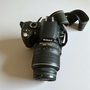 Nikon D60 10.2MP Digital SLR Camera w/ 18-55mm Lens MH-23 Charger & Lowepro Case